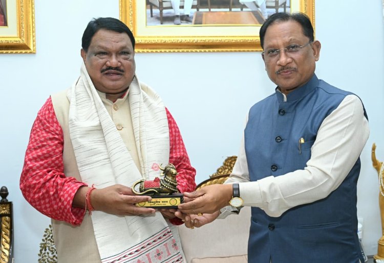 मुख्यमंत्री श्री साय से केंद्रीय जनजातीय कार्य मंत्री श्री जुएल ओराम ने की सौजन्य मुलाकात
